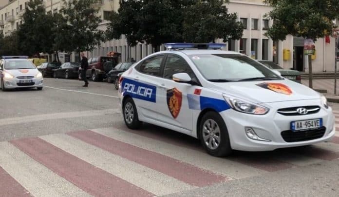 U vetëplagos me armë zjarri, policia arreston 66-vjeçarin dhe dy familjarët e tij