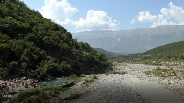Video/ Turistët zgjedhin ujërat termale në Përmet, problem mbetet infrastruktura