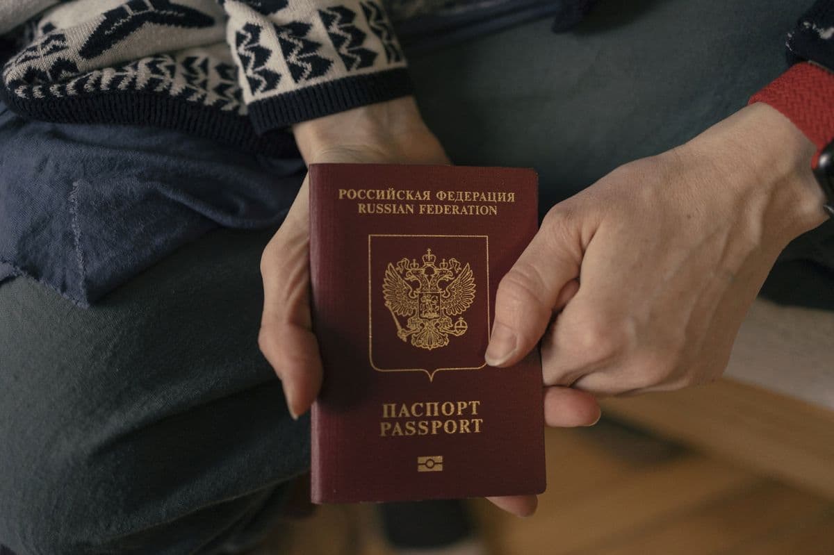 “Financial Times”: BE do të pezullojë marrëveshjen e vizave të udhëtimit me Rusinë