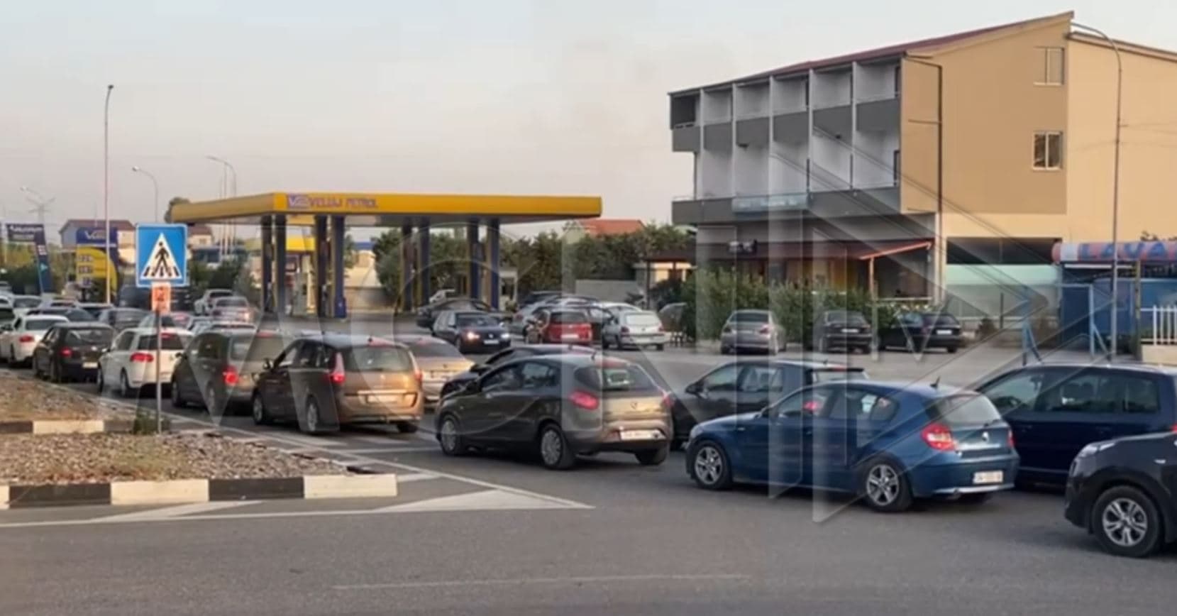 Pushuesit po largohen nga plazhi, trafik i rënduar në rrugën Shëngjin-Milot (VIDEO)