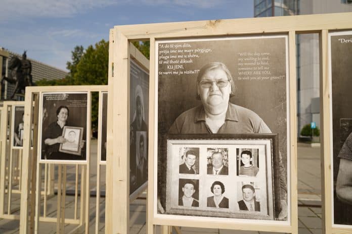Hapet ekspozita me 35 fotografi të familjarëve me personat e zhdukur në Kosovë