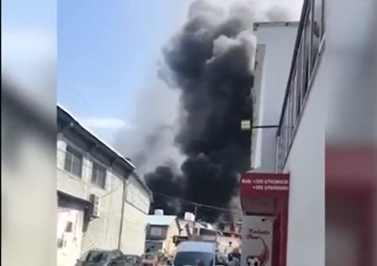 Zjarr në një magazinë sfungjerësh në Tiranë, asfiksohen dy persona