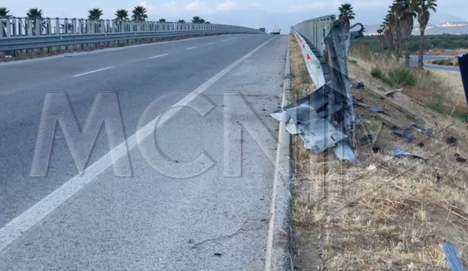 Makina del nga rruga në Fier-Vlorë, humb jetën fëmija 6 vjeç, plagosen tre të tjerë (VIDEO)