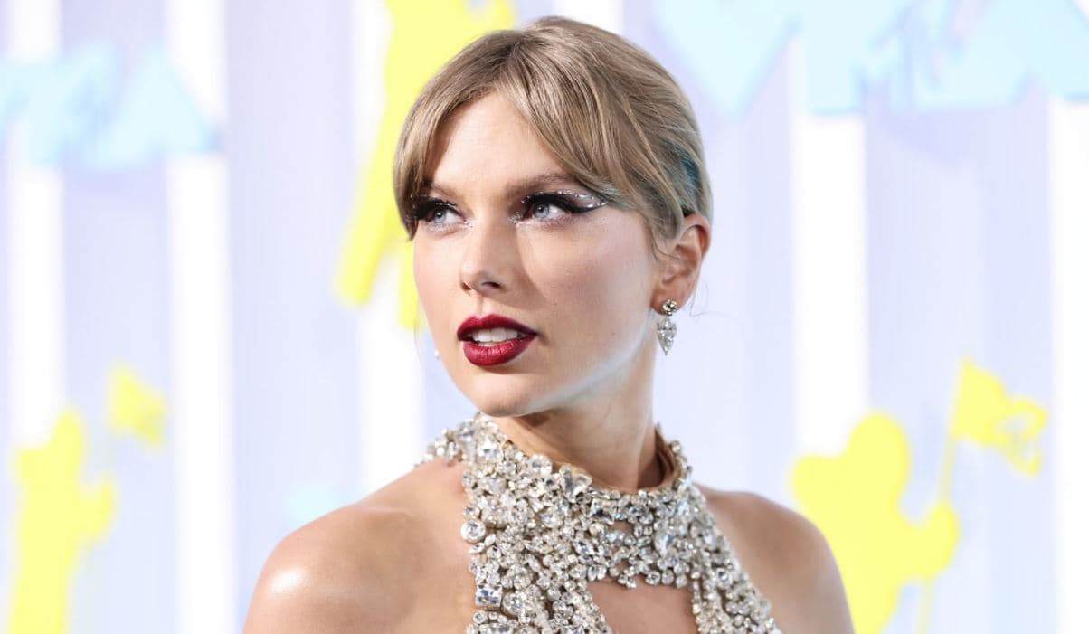 Taylor Swift mahnit me veshjen e saj në MTV