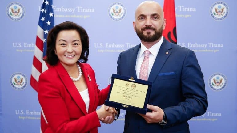 Qeveria e shkarkoi, ambasada amerikane mbështet Gledis Nanon: Ishte partner i fortë