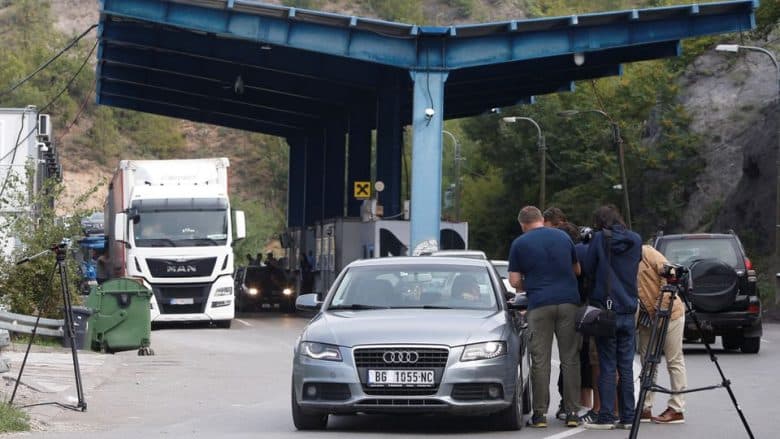 Vendosja e tabelave RKS nga serbët/ BE-ja i kërkon Kosovës t’i jap kohë për riregjistrimin e targave