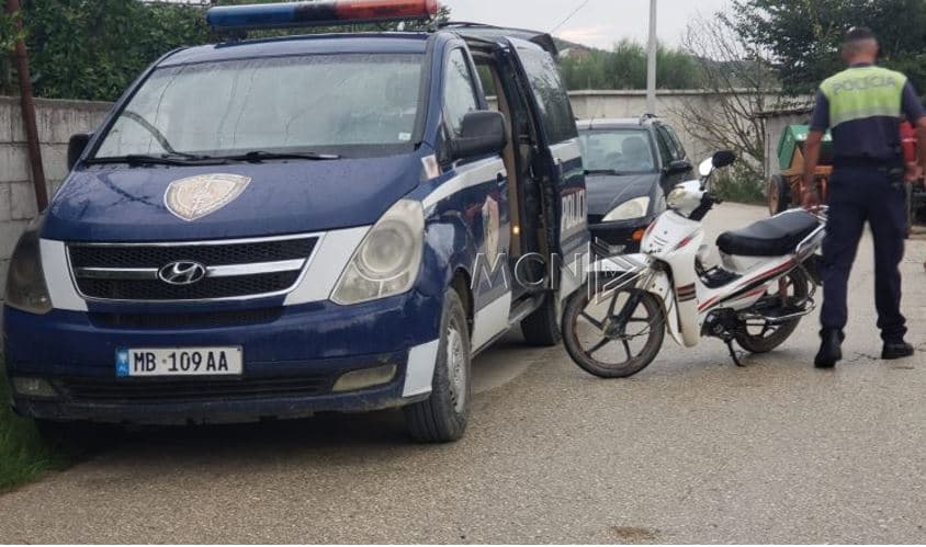 Motori përplaset me bordurat e rrugës, vdes 46-vjeçarja në Kuçovë
