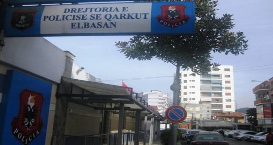 Ishte shpallur në kërkim, arrestohet 40-vjeçari në Elbasan/ Pranga edhe personit që e strehoi