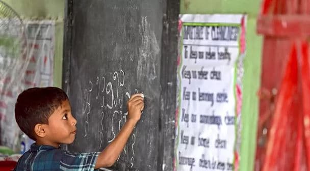 UNESCO: 244 milionë fëmijë në botë nuk mund të ndjekin shkollën
