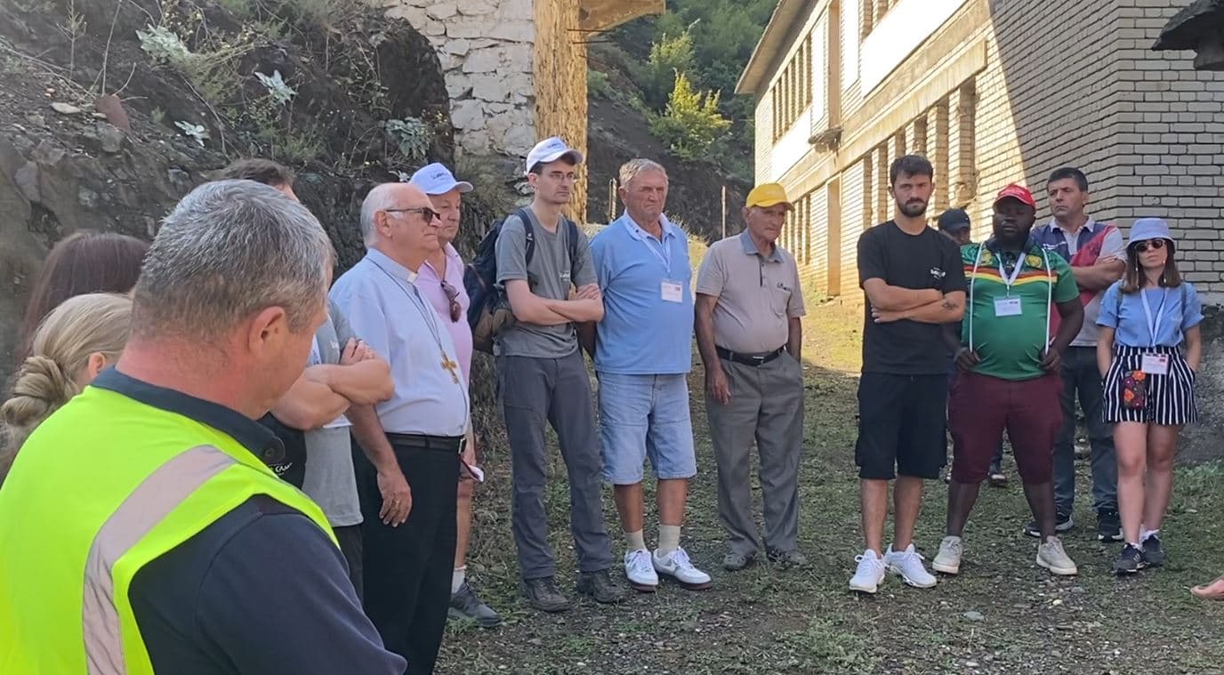 Të rinjtë evropian në ish-burgun e Spaçit, njihen me historikun e simbolit të diktaturës komuniste (VIDEO)