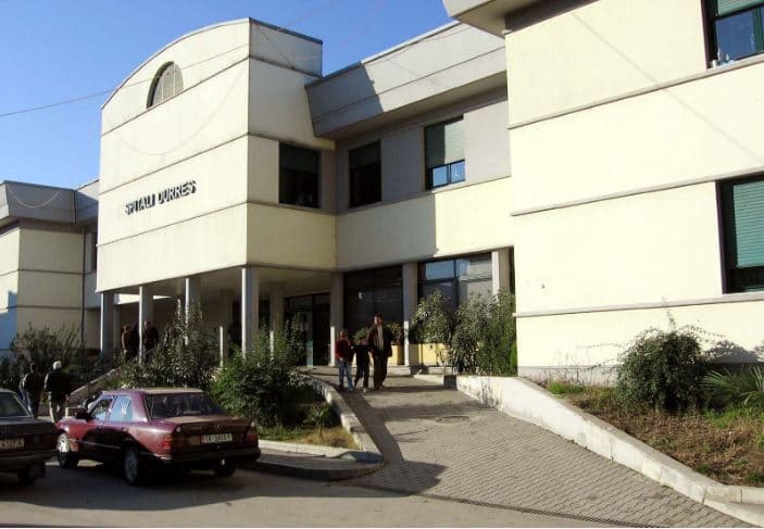 Gruaja e plagosur me thikë gjeti vdekjen në spitalin e Durrësit, arrestohet bashkëjetuesi