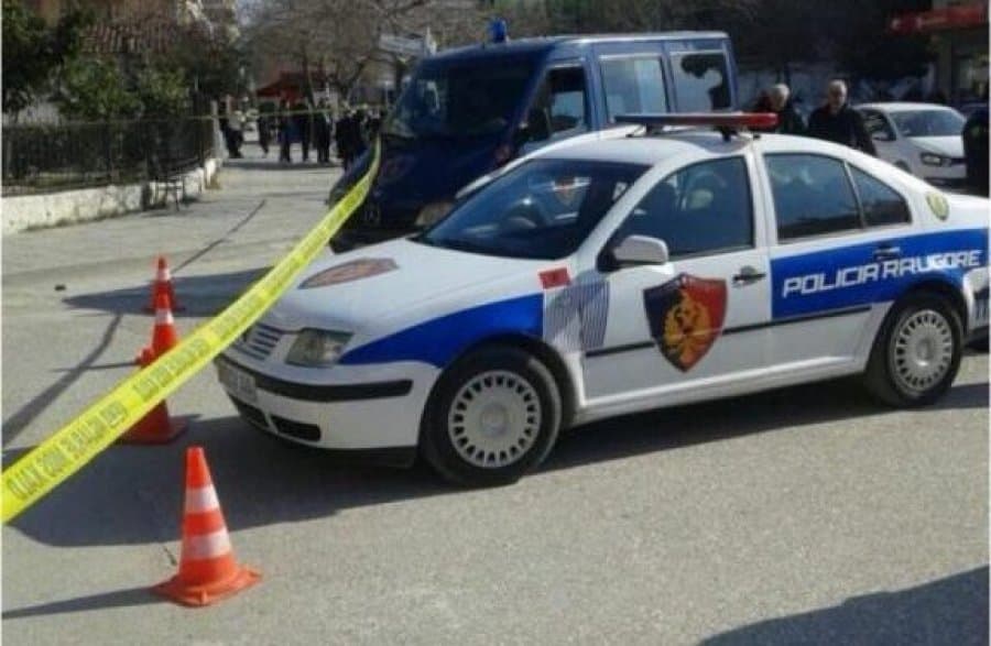 Motori përplaset me makinën në Ersekë, plagoset një grua