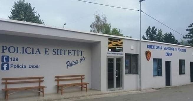 Goditën punonjësit e policisë pasi po gjobiteshin, arrestohen 3 persona në Bulqizë