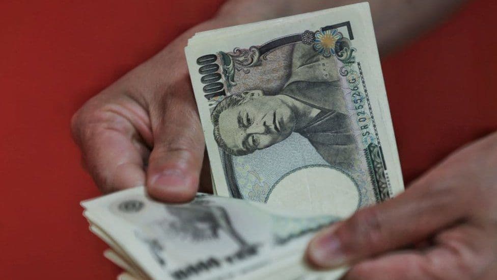Jeni japonez bie në nivelin më të ulët të 24 viteve kundrejt dollarit