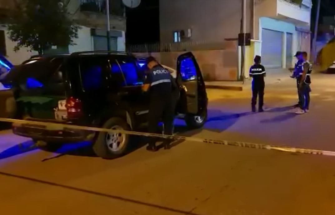 Vlorë, të shtëna me armë zjarri drejt makinës ku udhëtonin dy policë