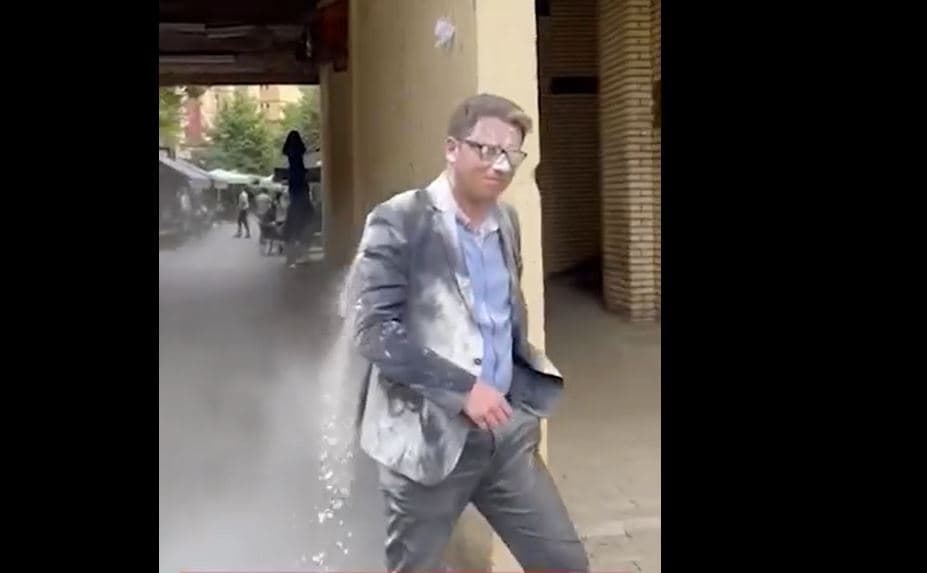 Sulmohet me miell Ministri i Financave të Kosovës (VIDEO)