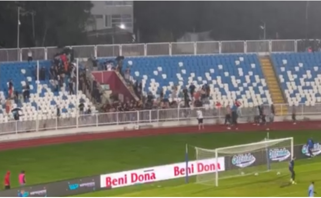Tifozët e Prishtinës sulmojnë ata të Ballkanit, ndeshja nis me vonesë (VIDEO)