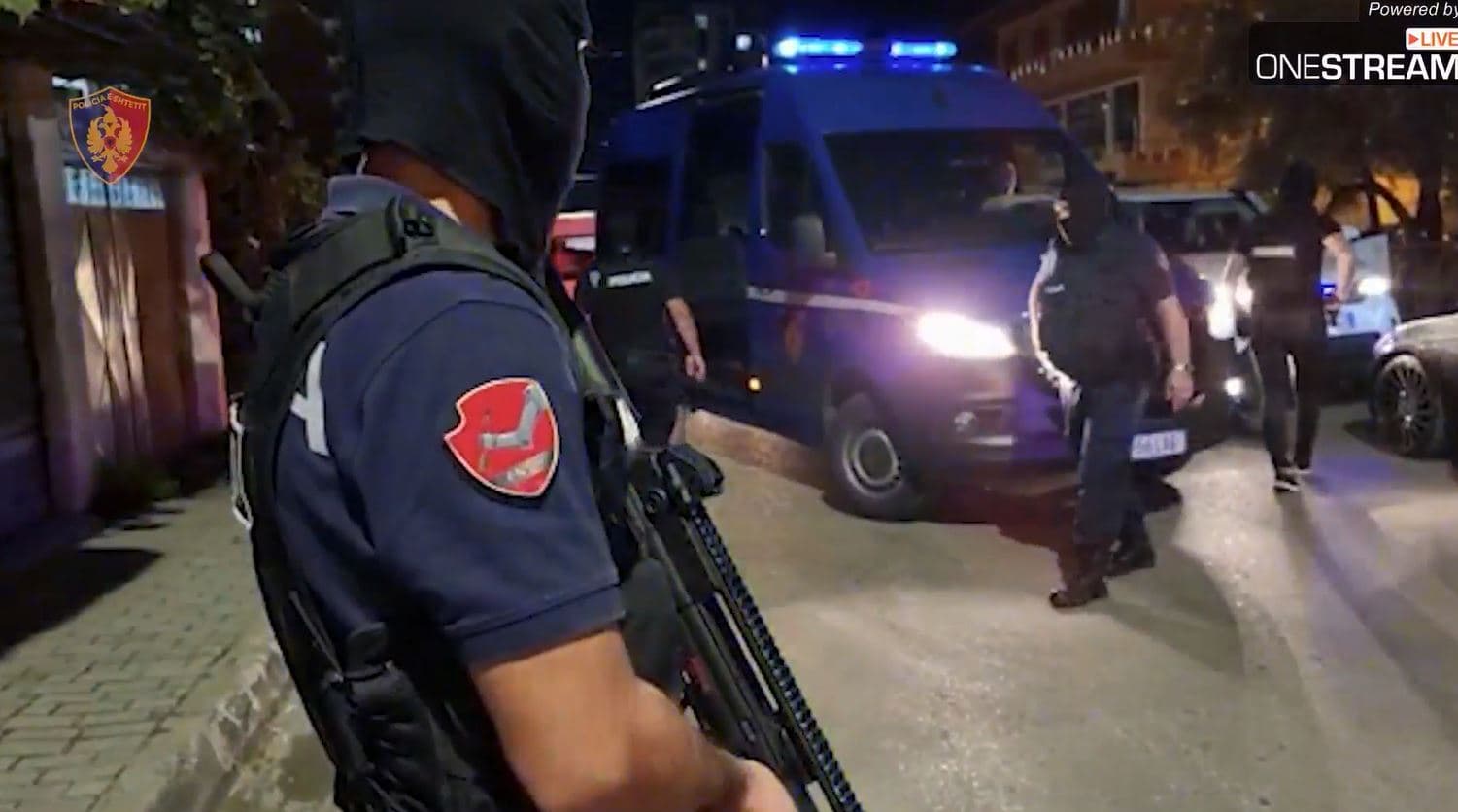 Kontrolle nga FNSH dhe “Shqiponjat”, vihen në pranga 3 persona me armë, njëri me tre emra (VIDEO)