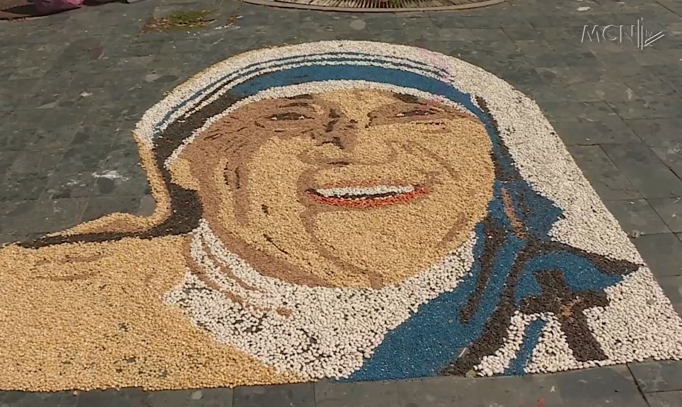 Mozaik me drithëra për Nënë Terezën (VIDEO)