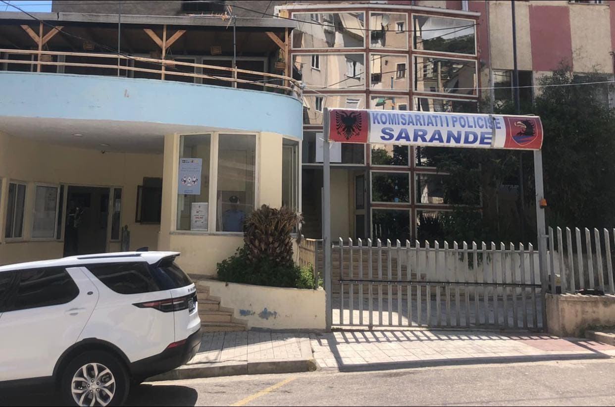 Video e dy policëve të dehur me turistin e huaj në Ksamil, pezullohen nga detyra dy efektivët