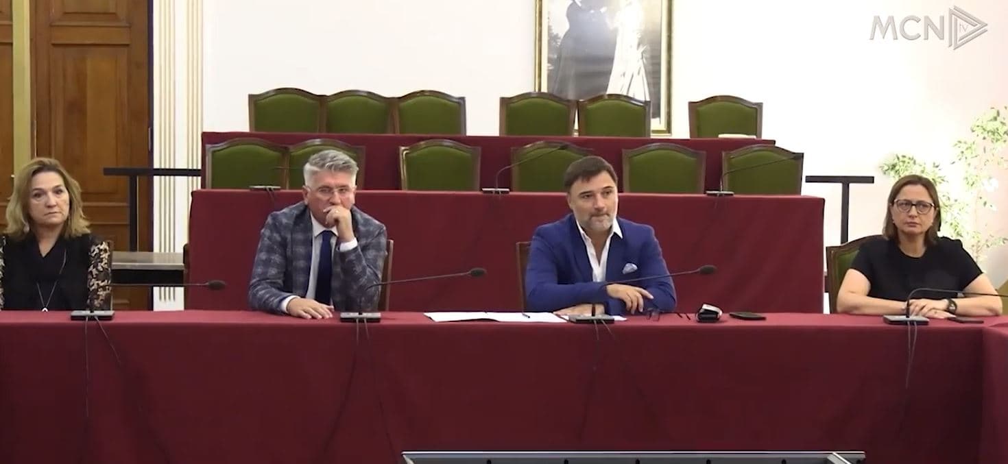 Berisha zbret në bazë, Alibeaj në Parlament (VIDEO)