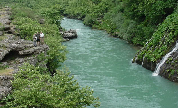 Tiranë, një 63-vjeçar gjendet i mbytur në lumë