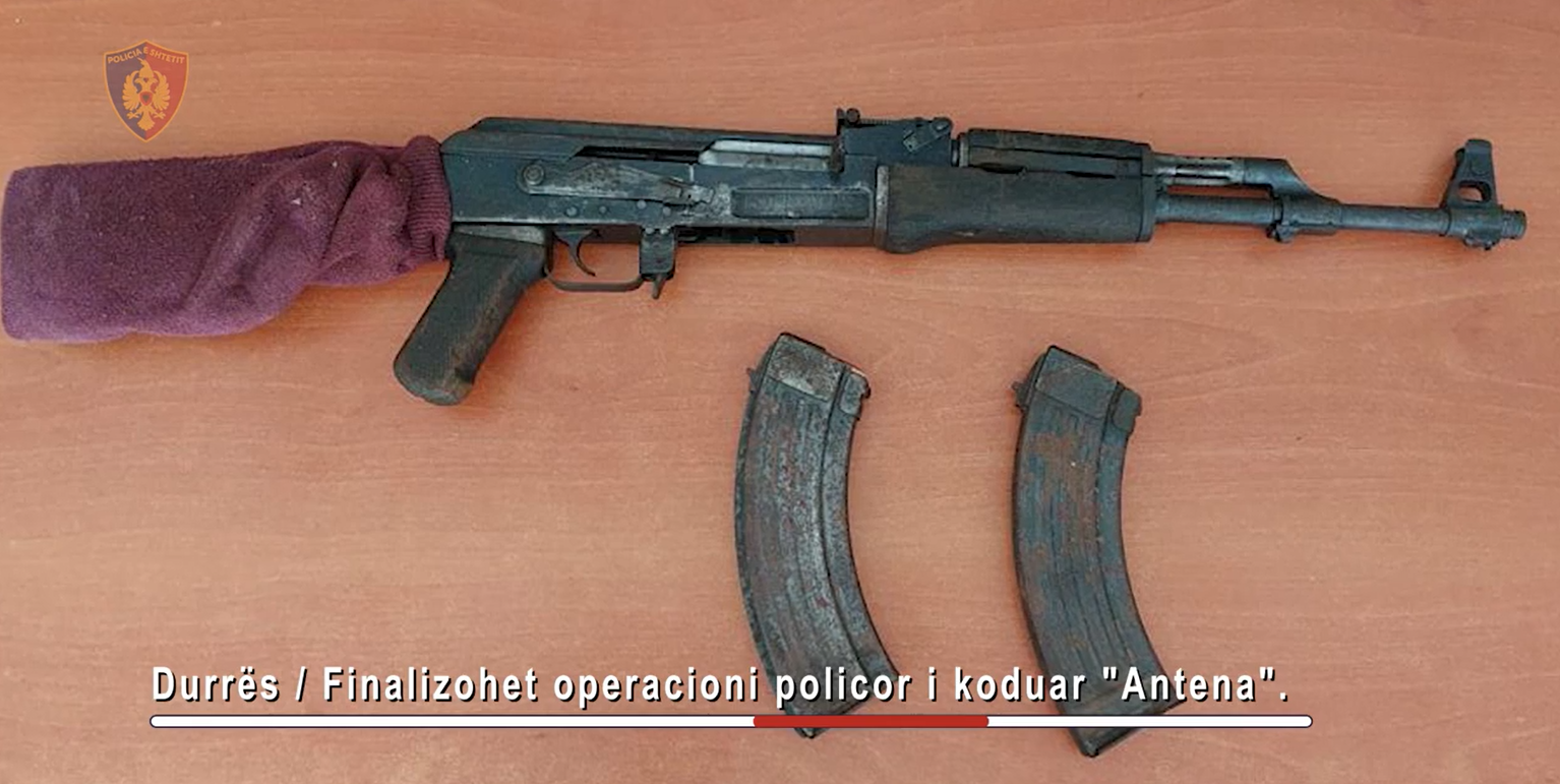 Qëlloi me kallashnikov drejt fqinjit, pranga 56-vjeçarit në Durrës