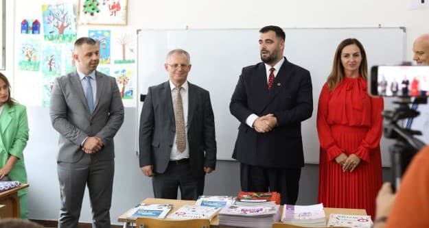 Qeveria e Kosovës dhuron tekste mësimore në shqip për nxënësit në Luginën e Preshevës