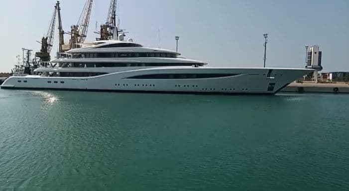 Superjahti luksoz ankorohet në portin e Durrësit