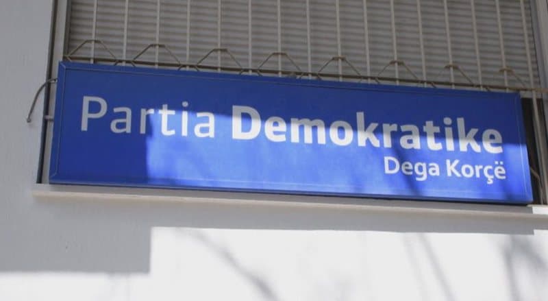 Goditet me shishe në kokë kryetari i PD-së në Korçë