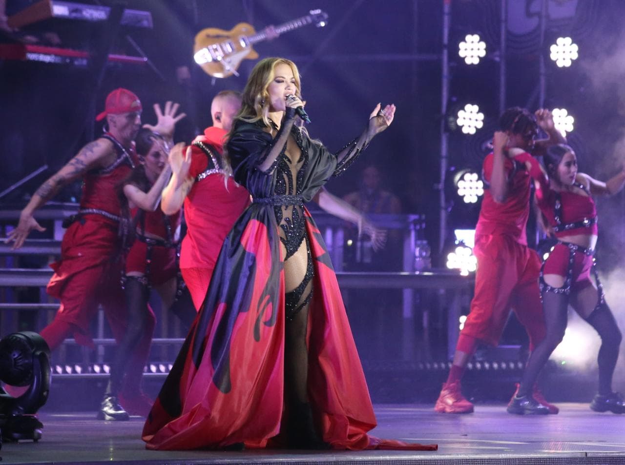 Rita Ora shfaqet mahnitëse në Sheshin Skënderbej: Shqipëria në gjakun tim, Kosova në venat e mia