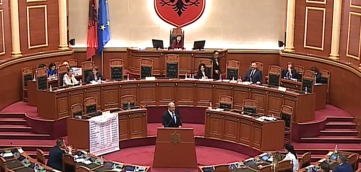 Berisha bllokon foltoren në Kuvend, Felaj i kujton rregulloren, i mbyll mikrofonin