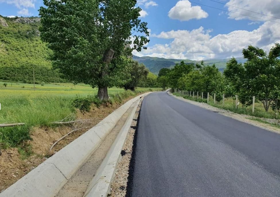 Makina del nga rruga në Përmet-Çarshovë, plagoset një grua