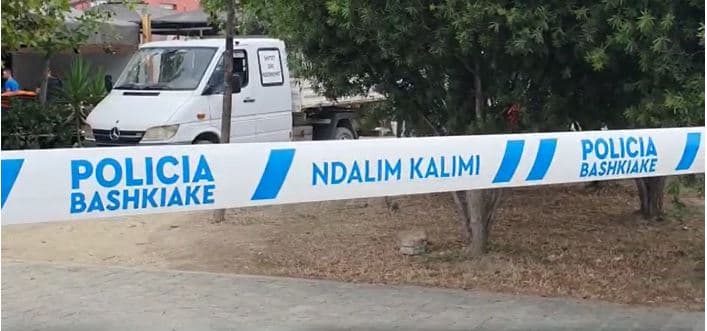 Aksion për lirimin e hapësirave publike në Durrës, çmontohen objektet e lokaleve (VIDEO)