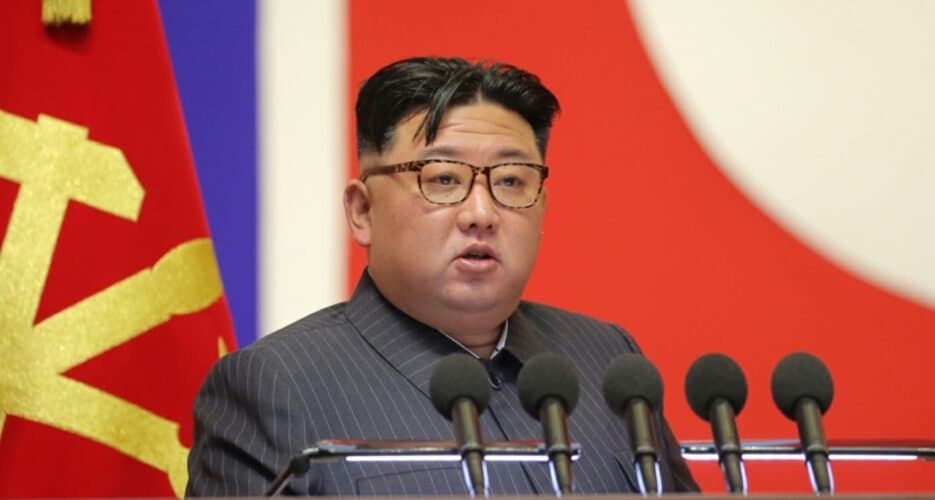 Koreja e Veriut sanksionon me ligj statusin si fuqi bërthamore