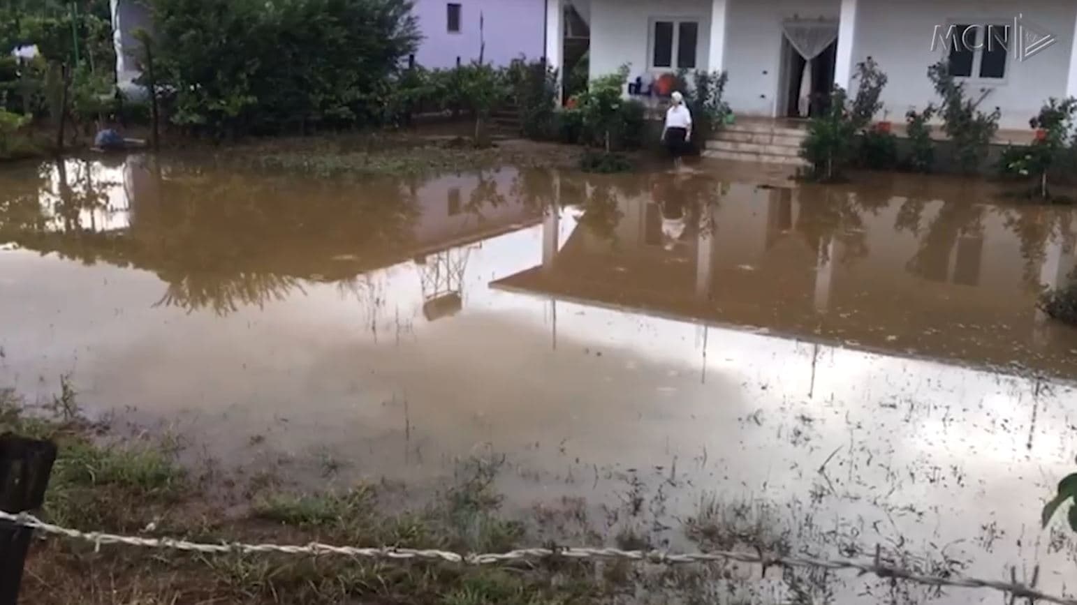 Një stuhi shiu përmbyt Shkodrën (VIDEO)