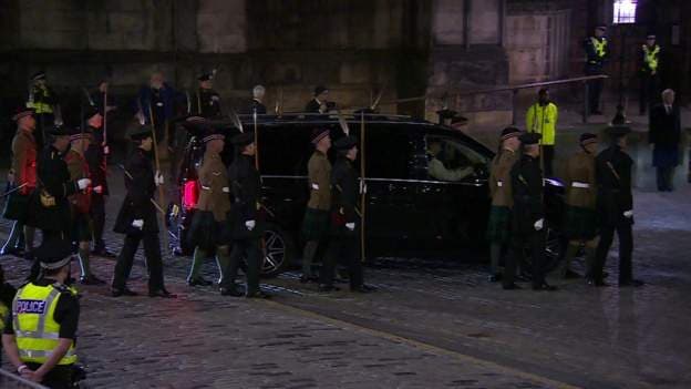 Trupi i pajetë i mbretëreshës Elisabeth mbërrin sot në Pallatin e Holyroodhouse