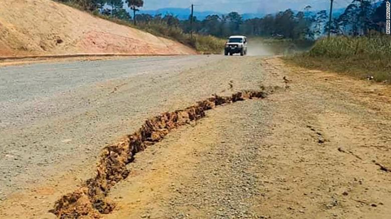 Tërmet 7.6 ballë në Papua Guinea e Re, rrëshqitje dheu e çarje rrugësh