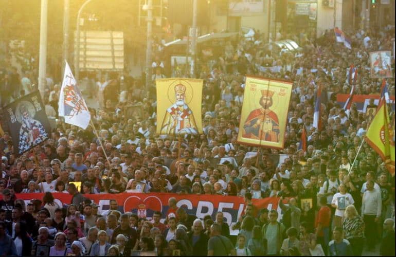 Beograd/ Mijëra njerëz protestojnë kundër mbajtjes së paradës së LGBTQ +