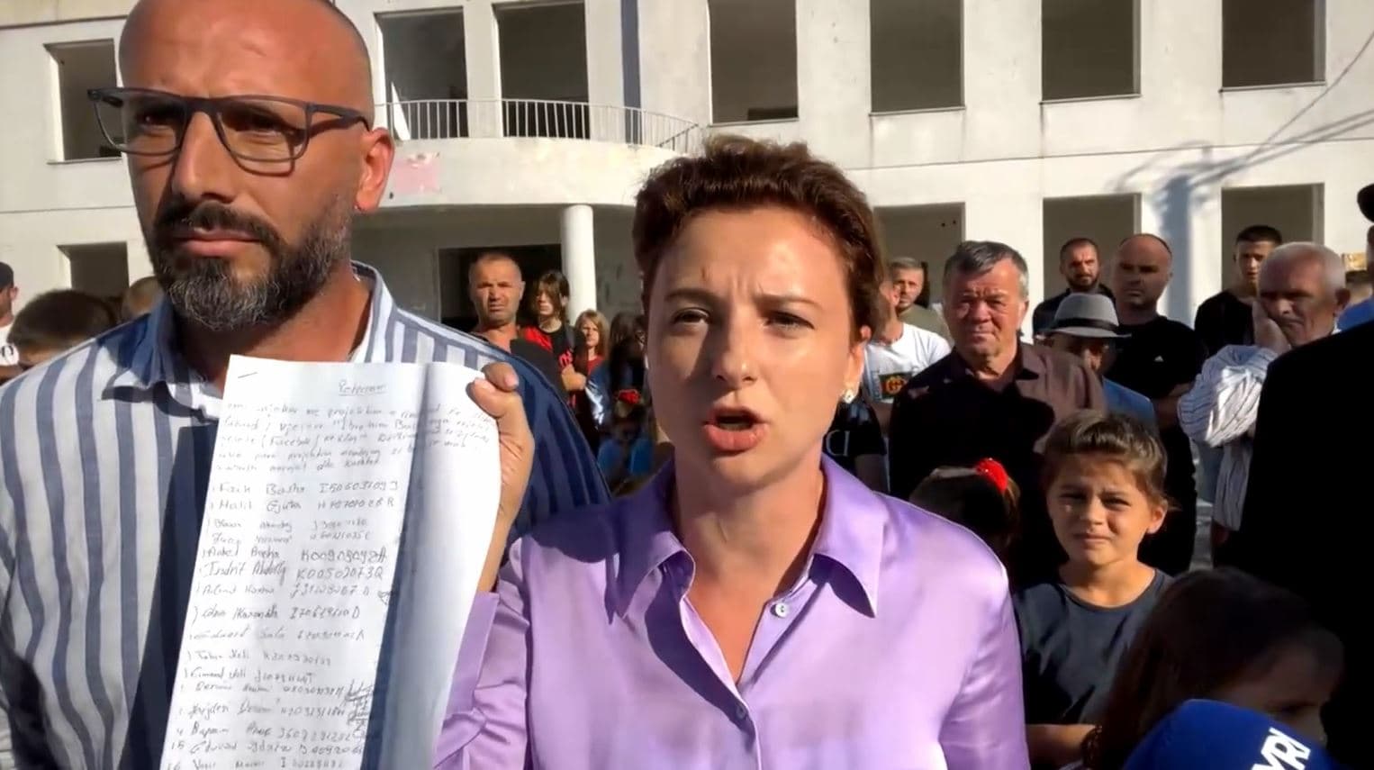 Xhixho nga Kamza: 900 nxënës detyrohen të shkojnë një orë larg, bashkia të japë llogari dhe të rimbursojë