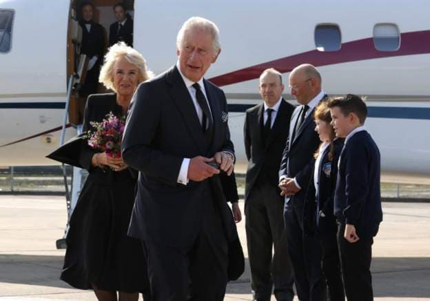Charles III mbërrin në Belfast për vizitën e tij të parë si mbret në Irlandën e Veriut