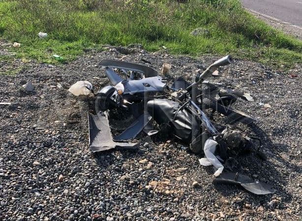 Motori përplaset nga makina në aksin Laç-Patok, plagoset 23-vjeçari