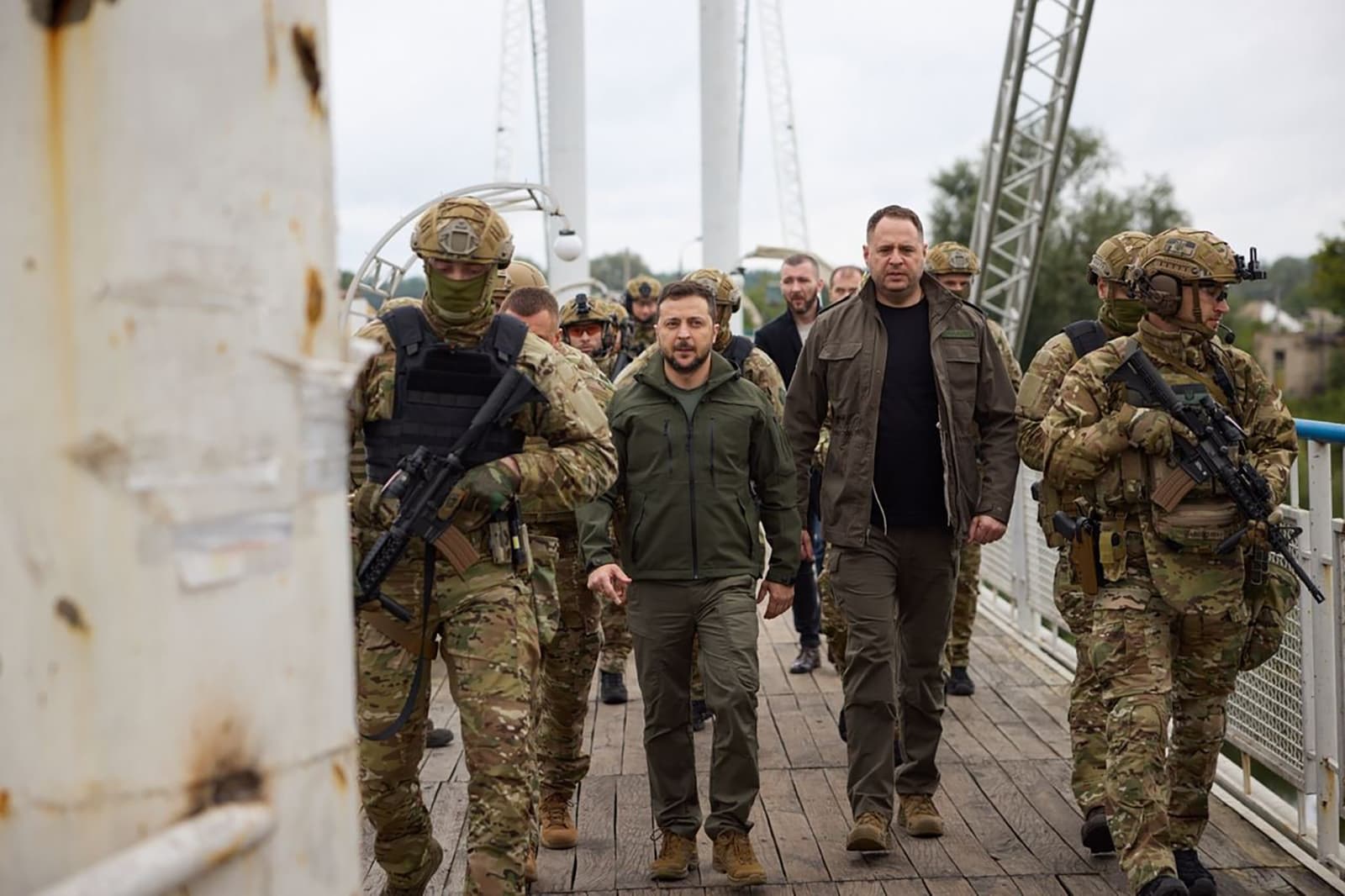 5 muaj nën pushtimin rus, Zelensky viziton qytetin e çliruar të Izium në Kharkiv