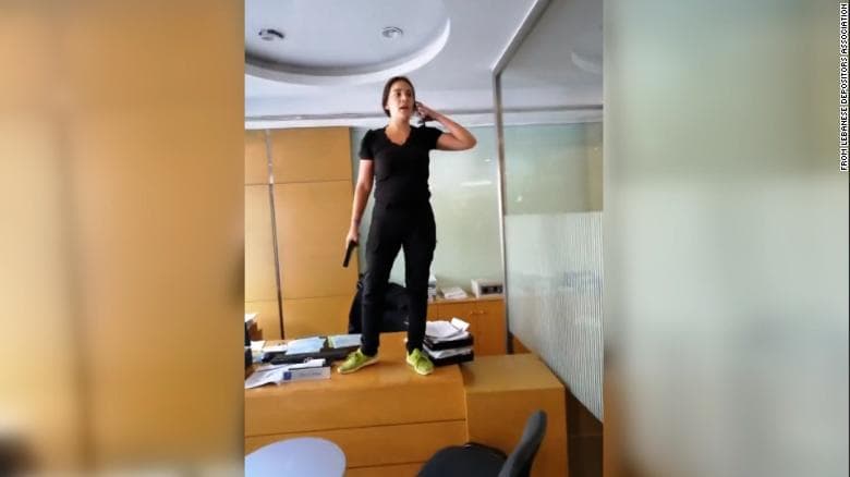 Liban, klientët e armatosur grabitin bankat për të marrë paratë e tyre