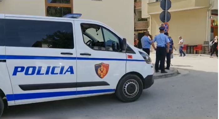 Vrau ish-gruan një vit më parë, autori mbërrin në Gjykatën e Fierit/ Avokati i familjes së viktimës kërkon burg përjetë