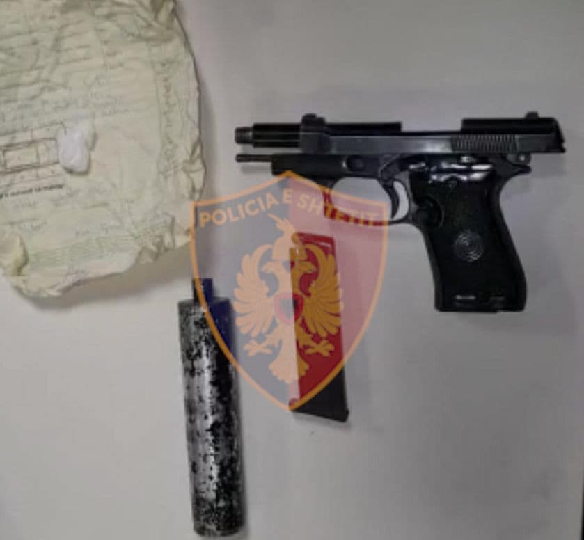 Në çantë me armë me silenciator, pranga një personi në Tiranë 
