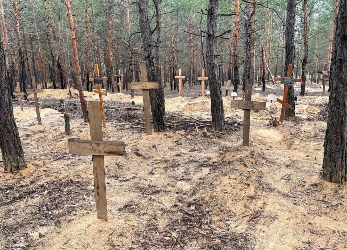 Ukrainë, gjendet një varr masiv në qytetin e çliruar të Izyumit 