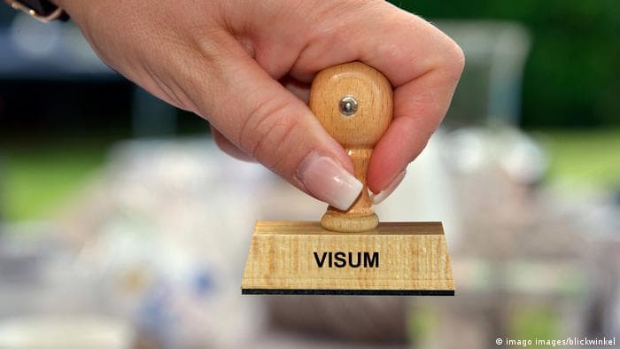 Zvicra vendos të pezullojë marrëveshjen për lehtësimin e vizave për rusët