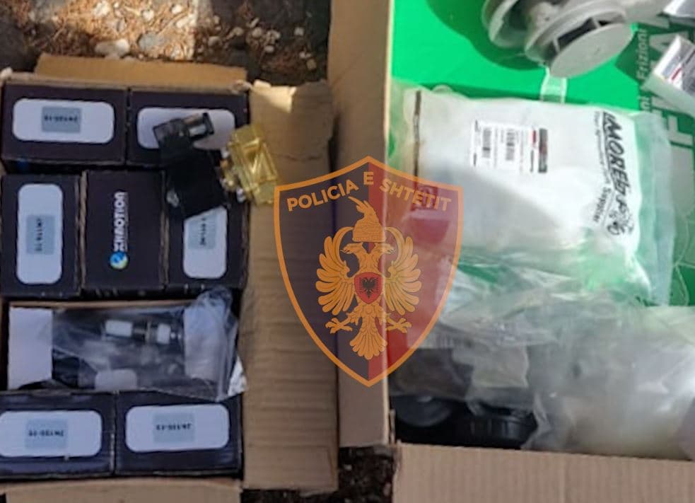 U kap duke transportuar mallra kontrabandë nga Greqia në Shqipëri, arrestohet shoferi i autobusit