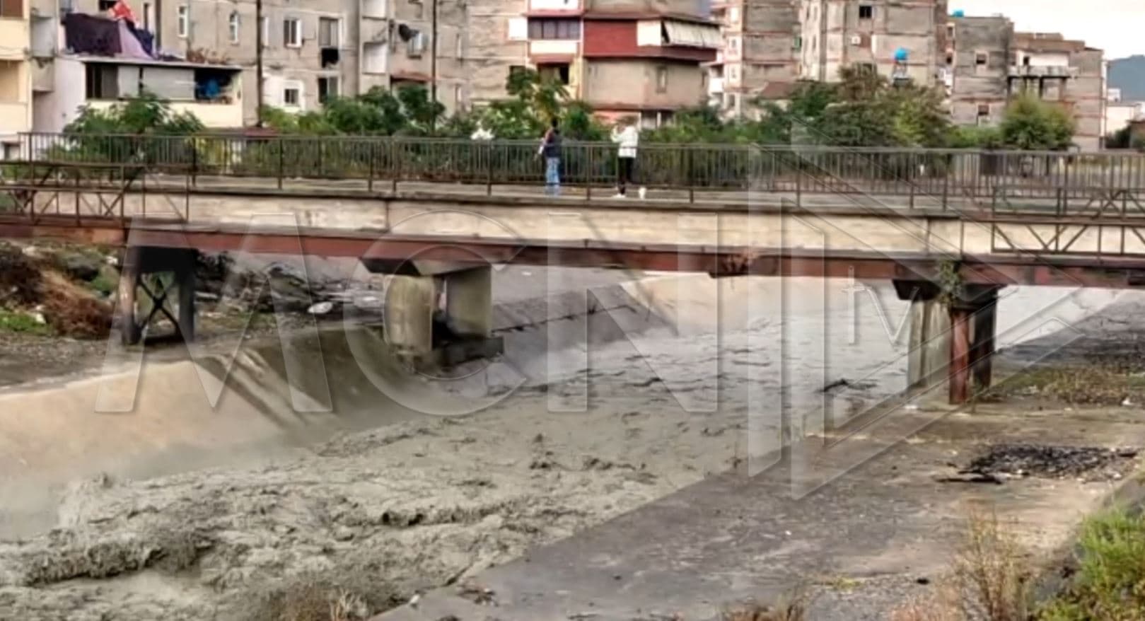 Reshjet e dendura të shiut bllokojnë rrugët në Elbasan, uji depërton në katet e para të pallateve (VIDEO)